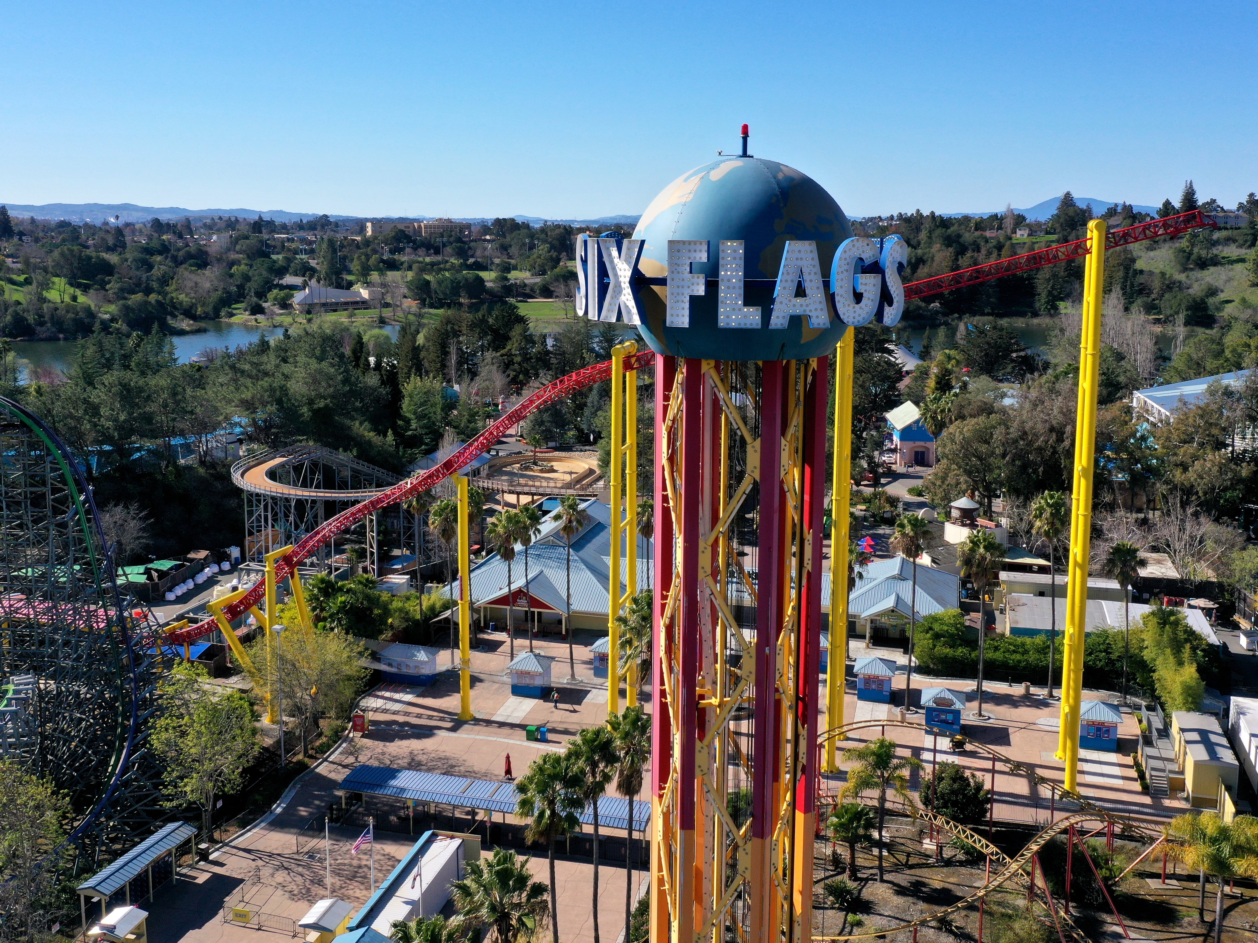 Se requieren cubrebocas en las atracciones de los parques temáticos para “mitigar los efectos de los gritos”