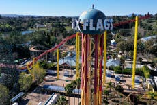 Se requieren cubrebocas en las atracciones de los parques temáticos para “mitigar los efectos de los gritos”