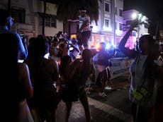 'Más de lo que podemos manejar': Estado de emergencia para Miami Beach como transporte aéreo al más alto nivel desde la pandemia