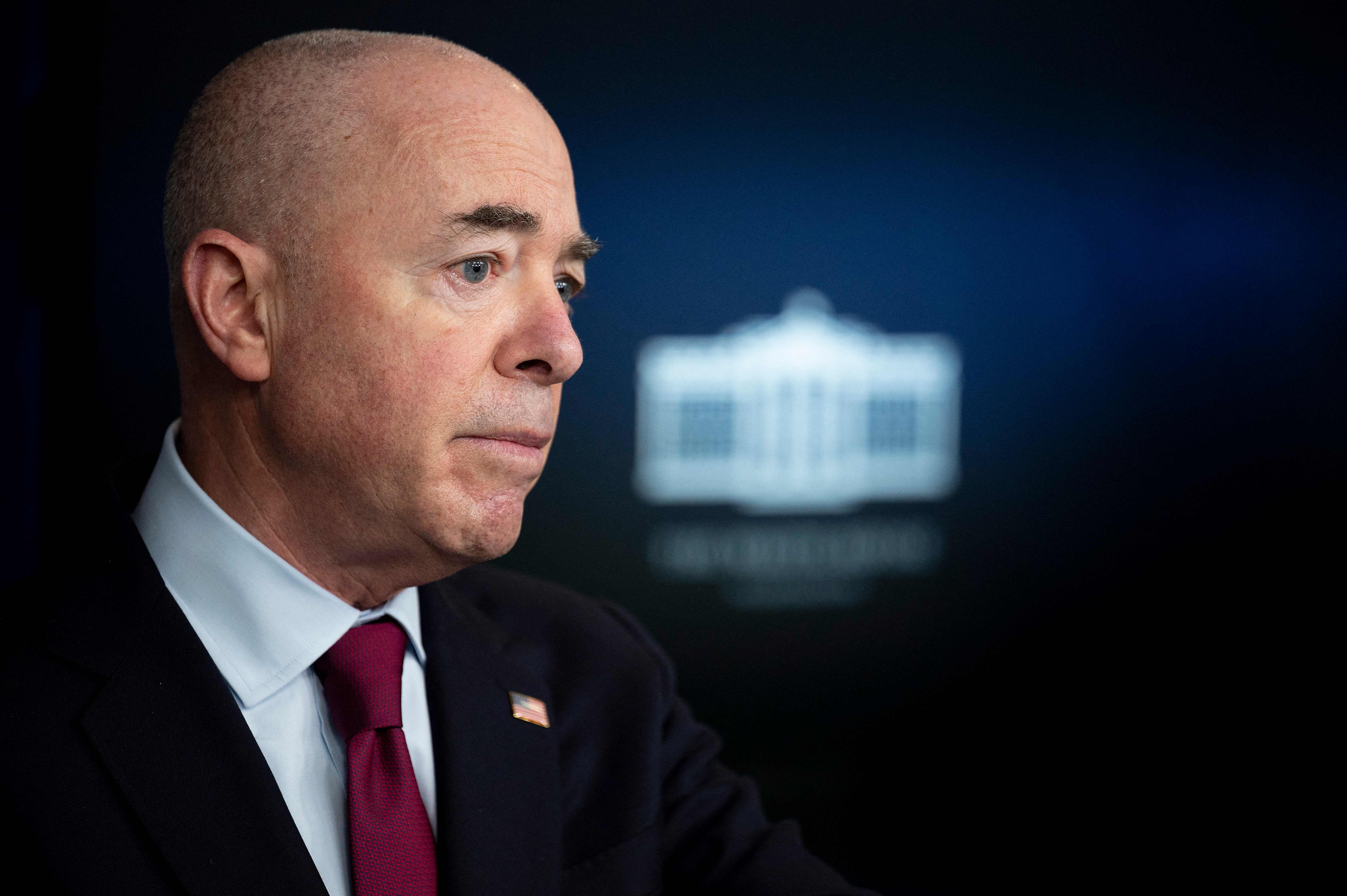 “No vengan”: La Casa Blanca pide a migrantes evitar la frontera entre Estados Unidos y México mientras el gobierno abre viviendas “desbordadas” para niños