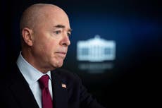 “No vengan”: La Casa Blanca pide a migrantes evitar la frontera entre Estados Unidos y México mientras el gobierno abre viviendas “desbordadas” para niños