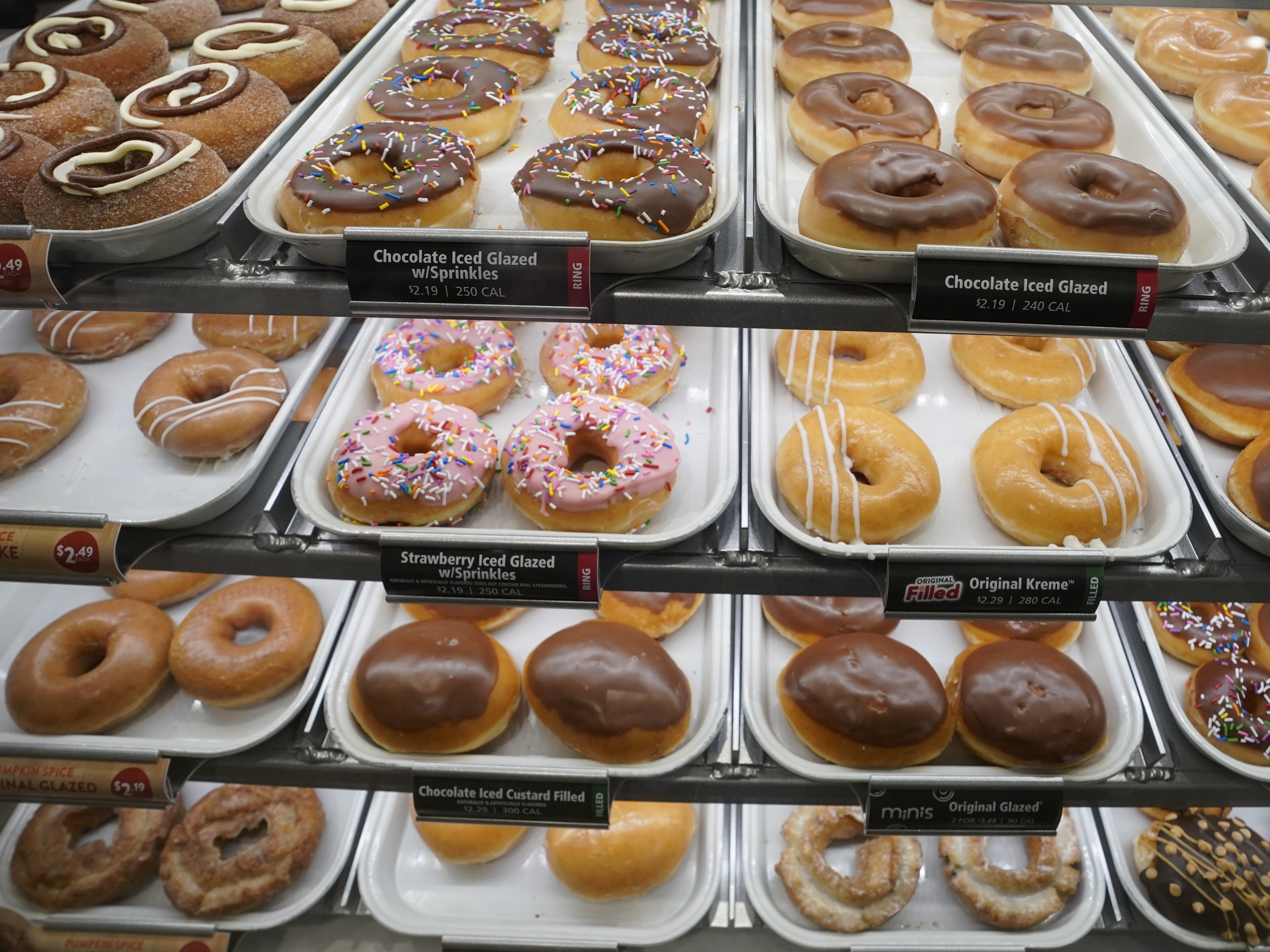 Krispy Kreme genera controversia al ofrecer una dona gratis a cualquier persona vacunada