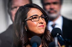 Lauren Boebert elimina las armas del trasfondo de la entrevista, pero dice que los martillos son “tan peligrosos como las armas de asalto”