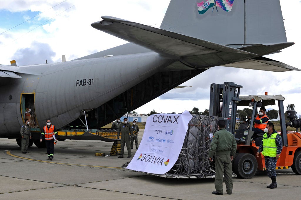 COVID: Bolivia recibe el primer lote de vacunas de COVAX