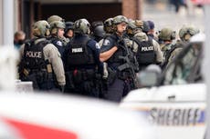 Nuevas imágenes del tiroteo en Colorado muestran detención de un hombre ensangrentado