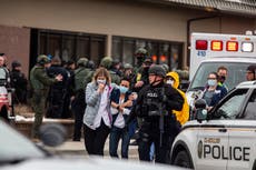 Diez muertos, incluido un oficial de policía, en tiroteo masivo en una tienda de comestibles de Colorado, según informes
