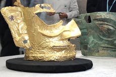 Arqueólogos encuentran una impresionante máscara de oro de 3.000 años en China, e Internet la convierte en un meme