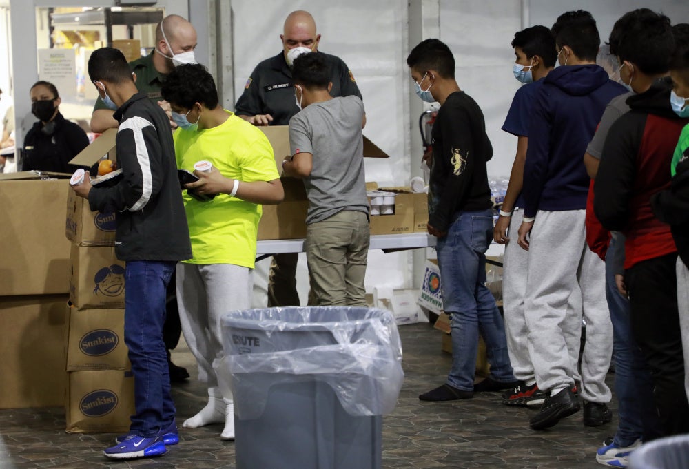Administración de Biden publica un video del refugio para niños migrantes hacinado en medio de una creciente controversia por las “condiciones terribles”