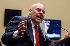 “Despida a este hombre corrupto”: el jefe de USPS, Louis DeJoy, revela reversiones de correo mientras los demócratas exigen su destitución