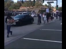 Policía de Los Ángeles investiga un crimen de odio después de que un auto embistiera a personas en una manifestación contra las agresiones a los asiáticos

