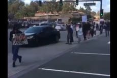 Policía de Los Ángeles investiga un crimen de odio después de que un auto embistiera a personas en una manifestación contra las agresiones a los asiáticos