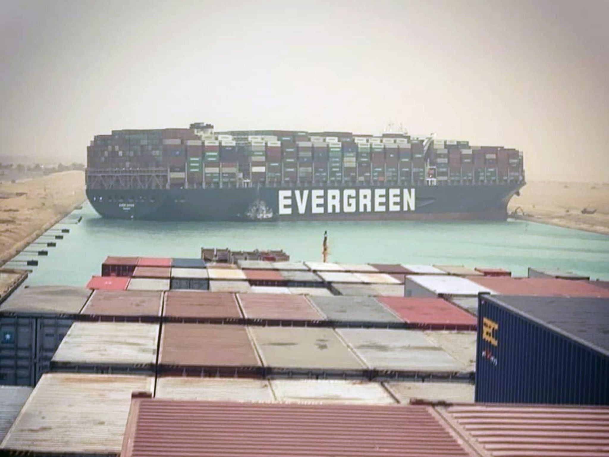 QAnon: la última teoría de la conspiración más allá de la parodia que vincula a Hillary Clinton con el barco de Suez