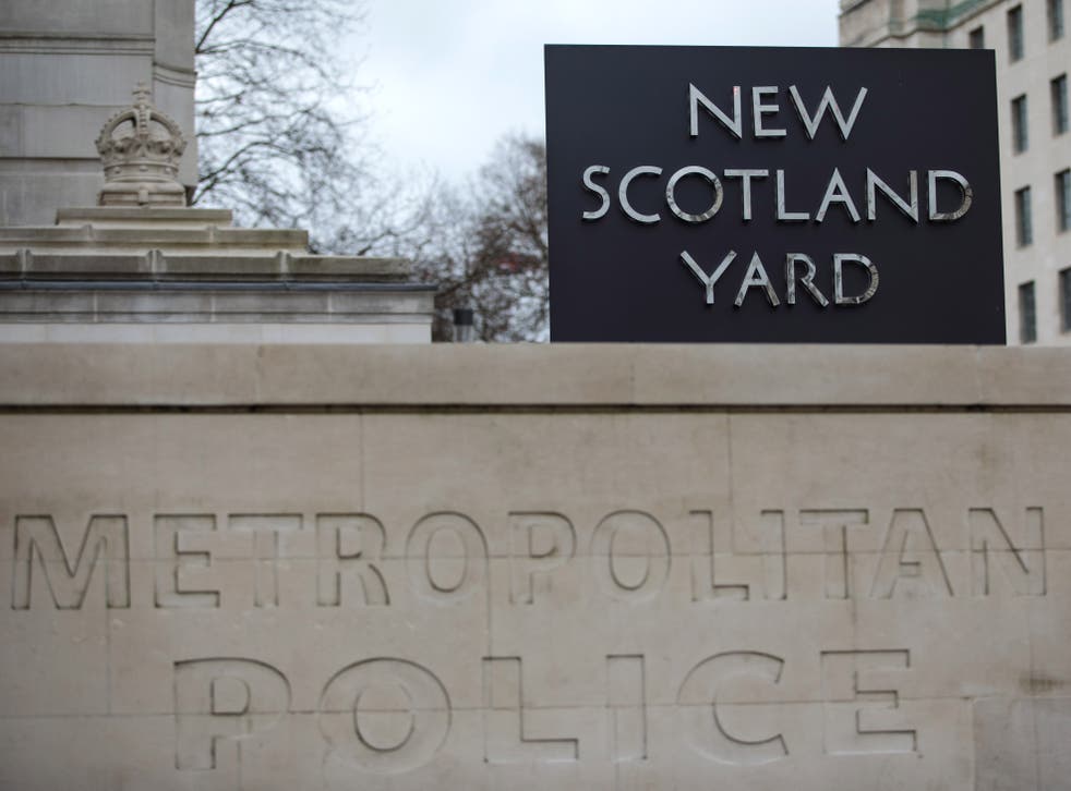 El logotipo de New Scotland Yard fuera de la sede de la Policía Metropolitana en Londres