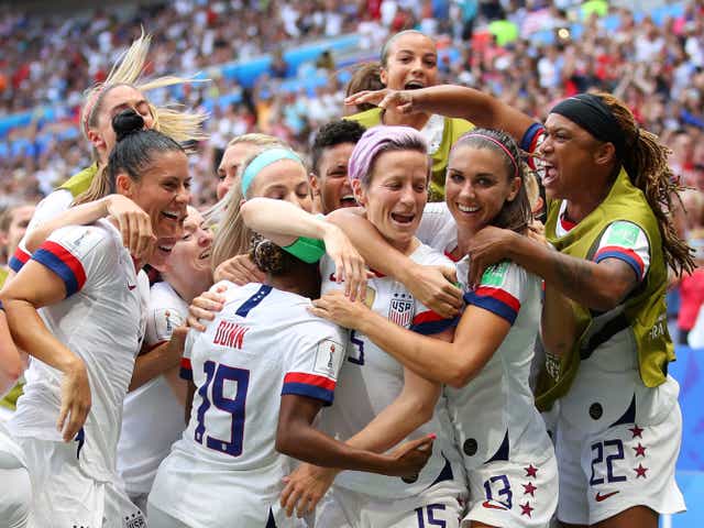 <p>Megan Rapinoe de los Estados Unidos celebra con sus compañeras de equipo después de anotar el primer gol de su equipo durante el partido final de la Copa Mundial Femenina de la FIFA Francia 2019 entre los Estados Unidos de América y los Países Bajos en el Stade de Lyon el 07 de julio de 2019 en Lyon, Francia. </p>