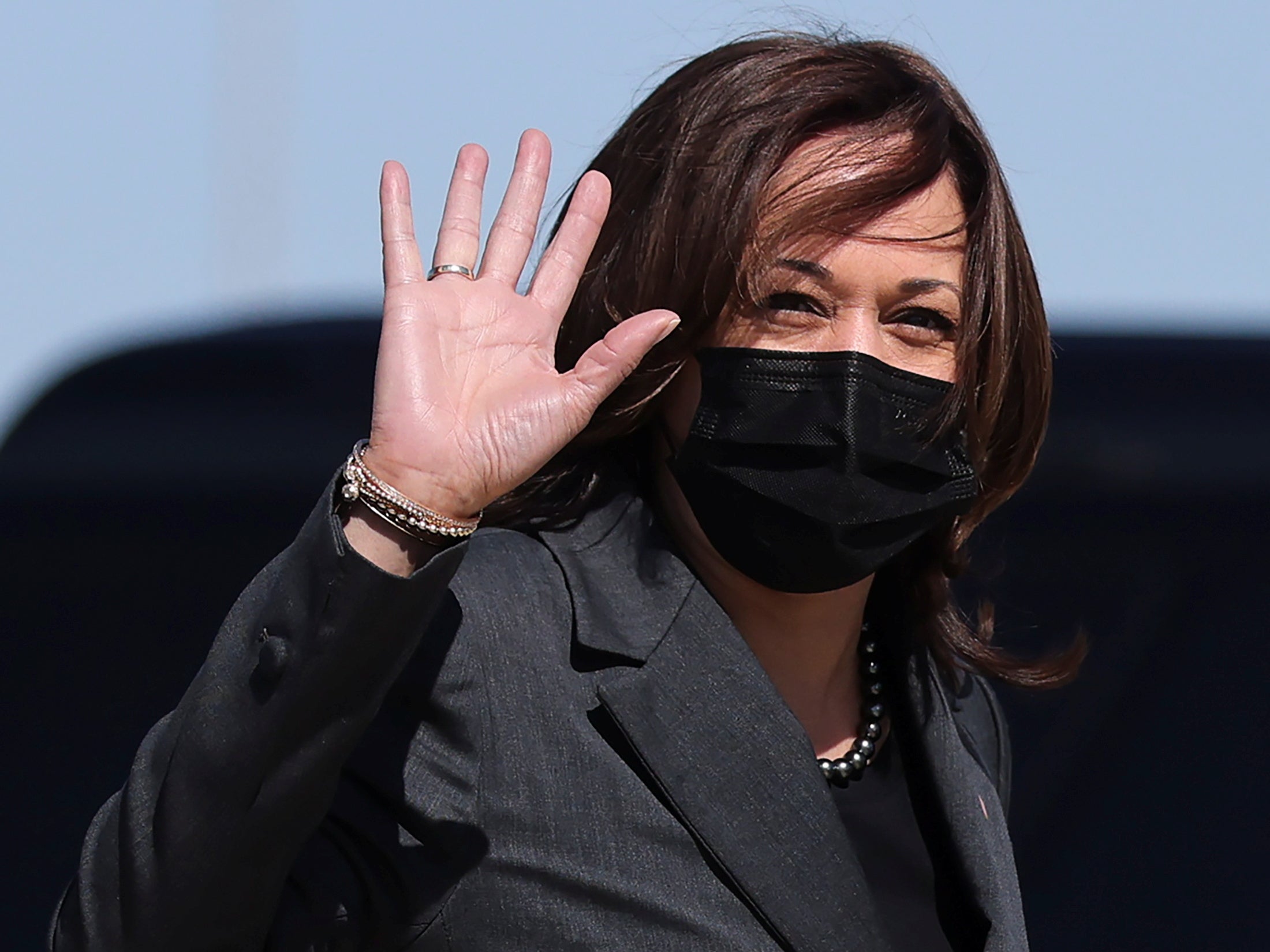 Fox News critica a Kamala Harris por no saludar a militares; expertos opinan al respecto