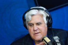 Jay Leno se disculpa por las bromas pasadas dirigidas a los asiáticos: “En mi corazón sabía que estaba mal”
