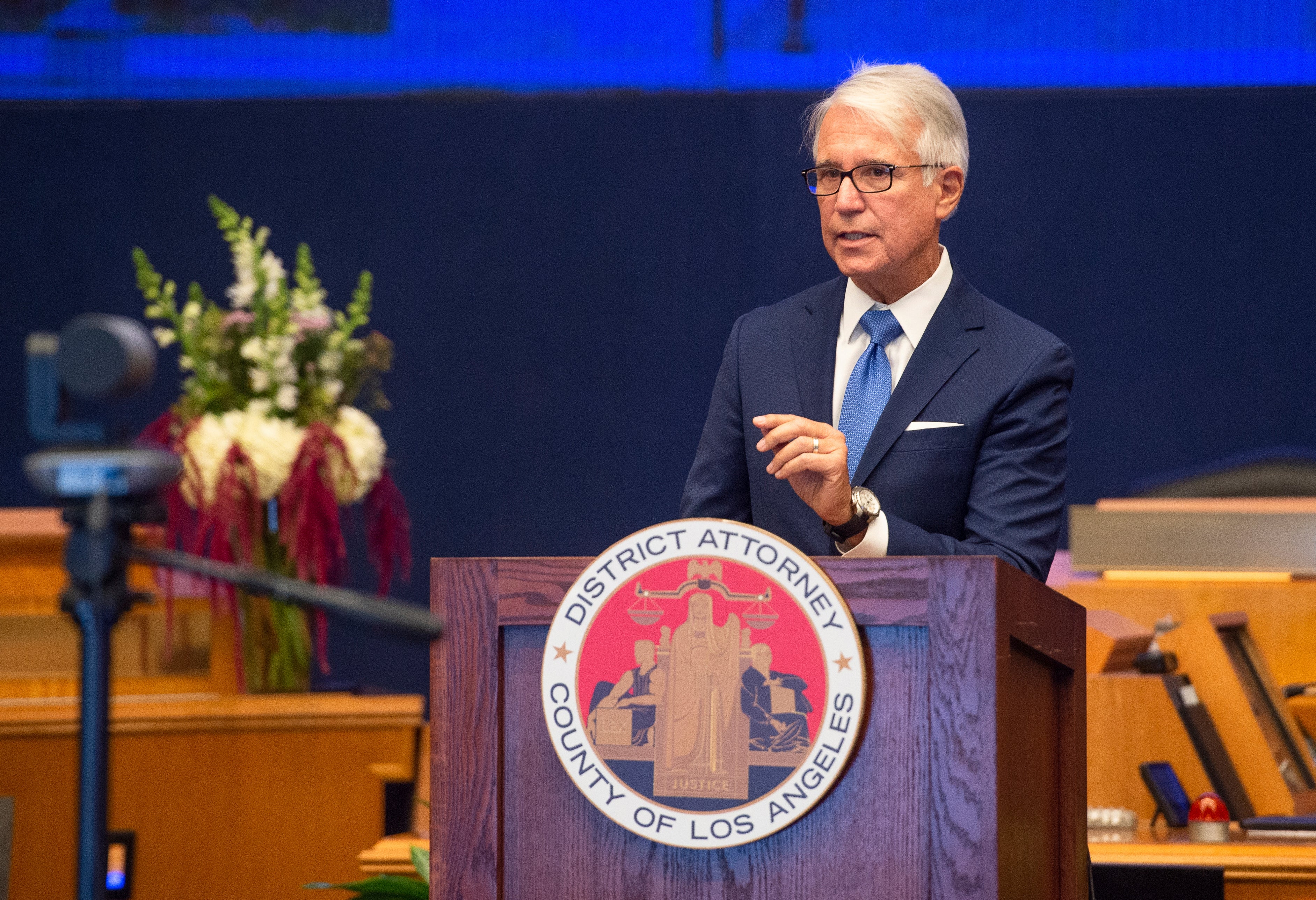 Ex oficiales de Los Ángeles acusados de vandalismo por pintar esvástica en automóvil de sospechoso