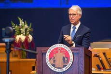 Ex oficiales de Los Ángeles acusados de vandalismo por pintar esvástica en automóvil de sospechoso