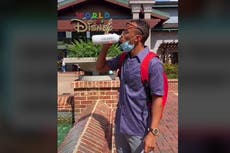 Trabajador de Disney acusa al parque temático de despedirlo por videos de TikTok que muestran secretos del lugar