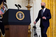 De Breitbart a Miller, así criticó el círculo MAGA de Trump la primera conferencia de prensa de Biden