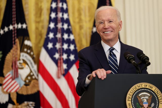 <p>El presidente estadounidense Joe Biden sonríe durante la primera conferencia de prensa de su presidencia en el East Room de la Casa Blanca el 25 de marzo de 2021 en Washington, DC. En el día 64 de su administración, Biden, de 78 años, enfrentó preguntas sobre la pandemia del coronavirus, la inmigración, el control de armas y otros temas. </p>