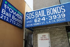 Revocan gran parte del sistema de fianzas en efectivo en California