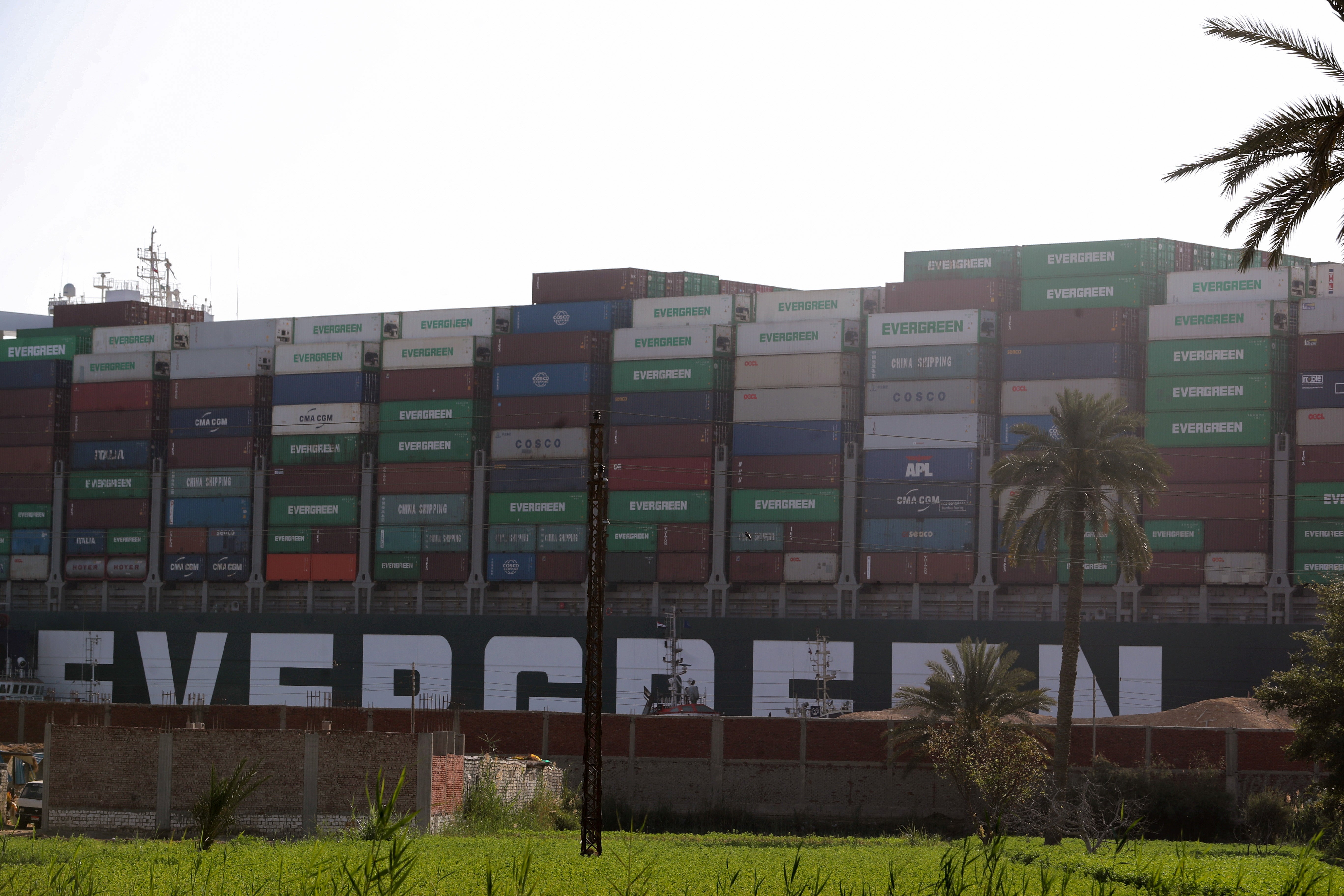 Buque atascado en el Canal de Suez ha retenido miles de millones de dólares en comercio mundial