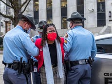 Una representante de Georgia es detenida y sacada del Capitolio tras llamar a la puerta del gobernador