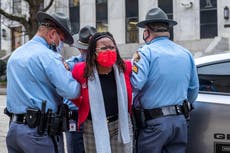 Una representante de Georgia es detenida y sacada del Capitolio tras llamar a la puerta del gobernador