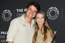 Bindi Irwin y Chandler Powell dan la bienvenida a su primer hijo juntos, una niña llamada Grace Warrior