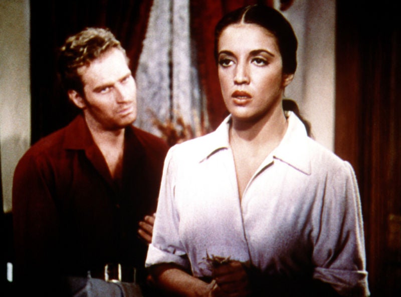 Jurado al lado de Charlton Heston en una escena de Arrowhead (1953)