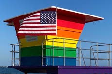 Investigan incendio de torre salvavidas LGBT; alcalde dice que la reconstruirán más “grande y brillante”