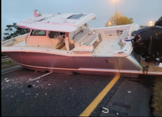 Barco rosado bloquea una autopista en Florida y lo comparan con el incidente en el Canal de Suez