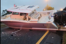 Barco rosado bloquea una autopista en Florida y lo comparan con el incidente en el Canal de Suez