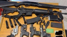 Policías detienen a un hombre en el baño de supermercado en Atlanta; le aseguraron armas de fuego