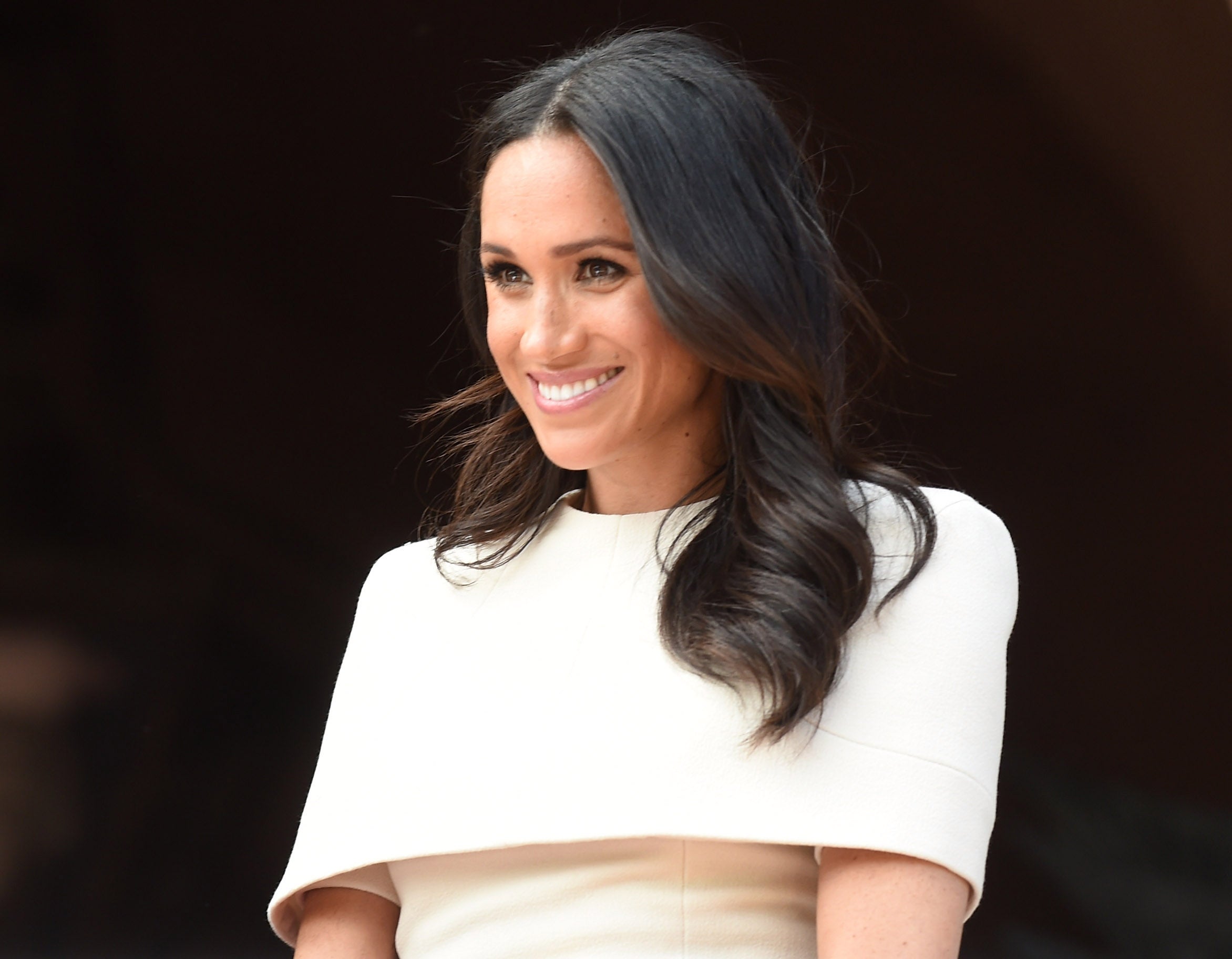 Meghan Markle hace un pastel casero para agradecer a mujeres que ayudan a entregar comidas en plena pandemia