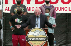 “Si tiene éxito aquí, se extenderá”; Bernie Sanders reúne a los trabajadores de Amazon en Alabama 