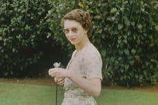 La reina será mostrada como nunca antes en fotos publicadas en su nuevo documental de televisión