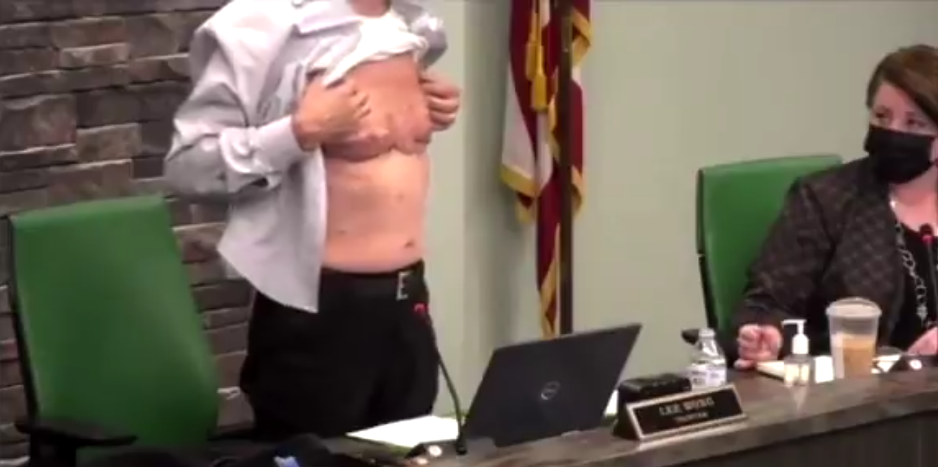 Veterano de guerra asiático-americano muestra sus cicatrices en un poderoso discurso sobre discriminación