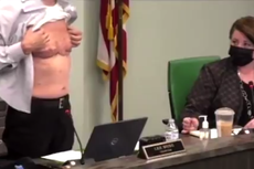 Veterano de guerra asiático-americano muestra sus cicatrices en un poderoso discurso sobre discriminación