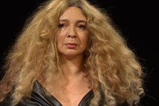 Maya Rudolph interpreta a Beyoncé teniendo un colapso durante Hot Ones en SNL