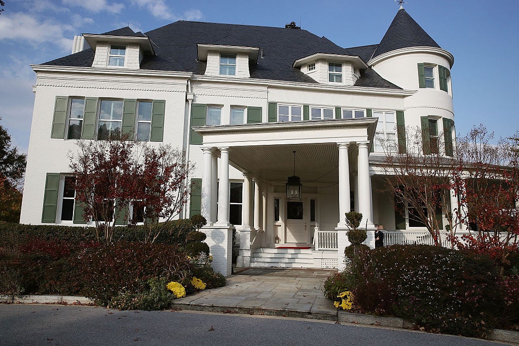 Kamala Harris, frustrada por seguir “viviendo entre maletas” después de dos meses como vicepresidenta mientras se renueva la residencia oficial