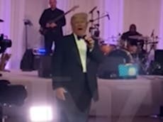 “¿Ya me extrañan?”: Trump aparece en boda en Mar-a-Lago y arremete contra Biden