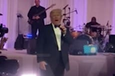 “¿Ya me extrañan?”: Trump aparece en boda en Mar-a-Lago y arremete contra Biden