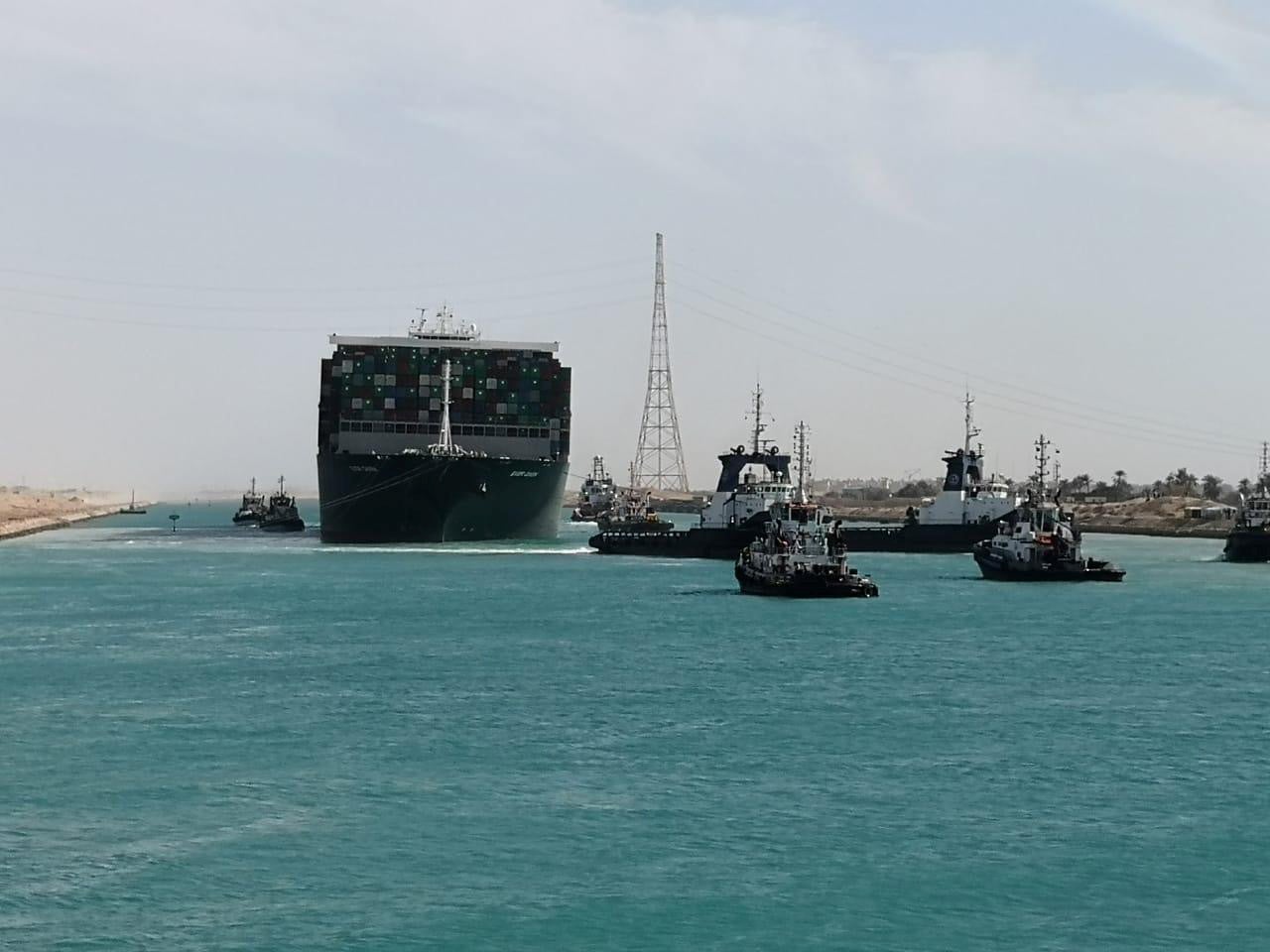 Uno de los portacontenedores más grandes del mundo, se ve después de flotar completamente en el Canal de Suez, Egipto, el 29 de marzo de 2021.