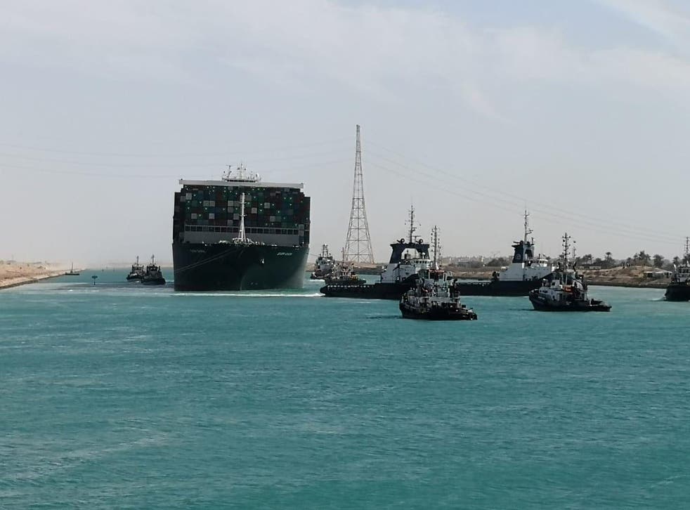 <p>Uno de los portacontenedores más grandes del mundo, se ve después de flotar completamente en el Canal de Suez, Egipto, el 29 de marzo de 2021. </p>