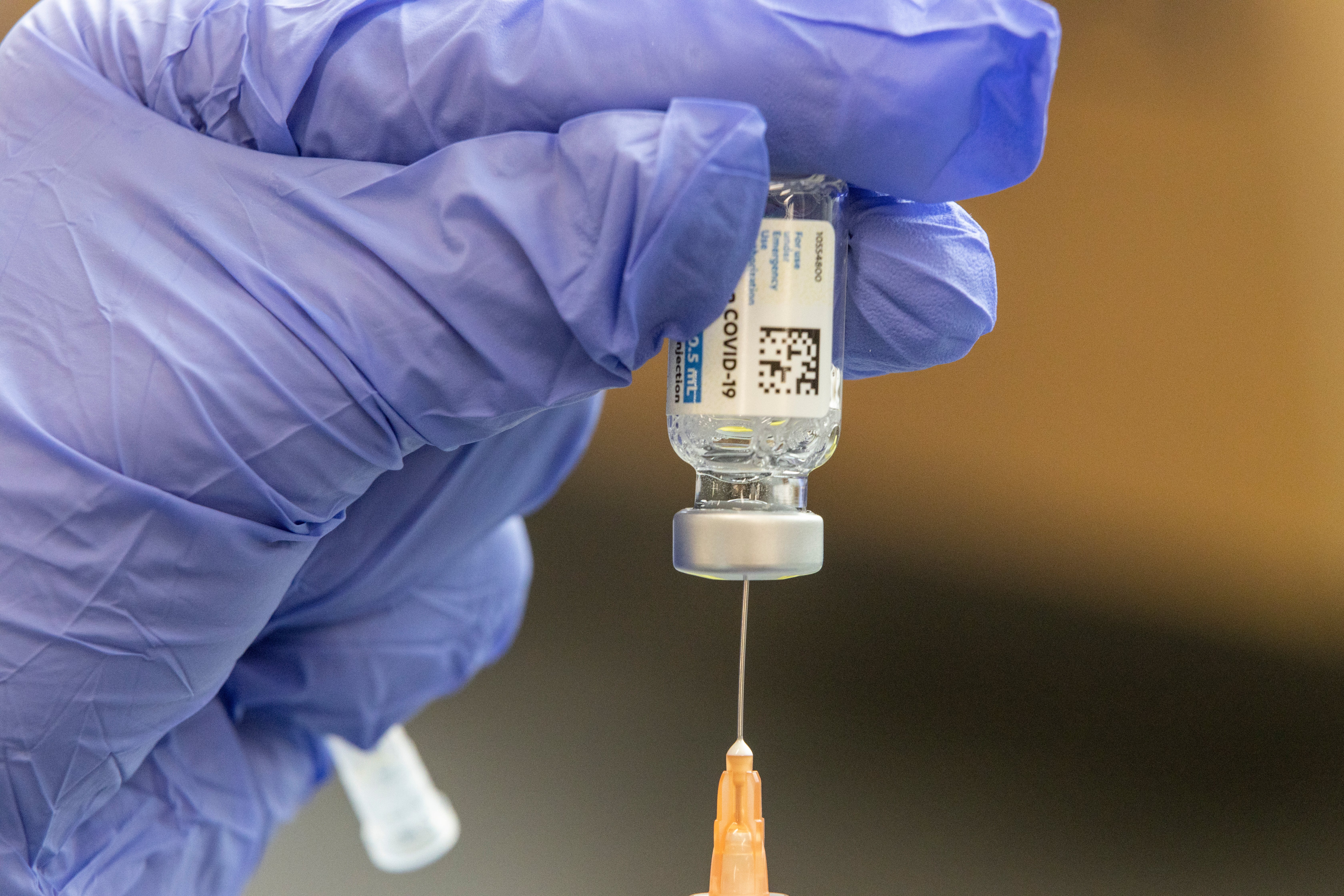 Las vacunas Pfizer y Moderna contra el COVID son 90% efectivas para prevenir infecciones en “condiciones del mundo real”, según un estudio