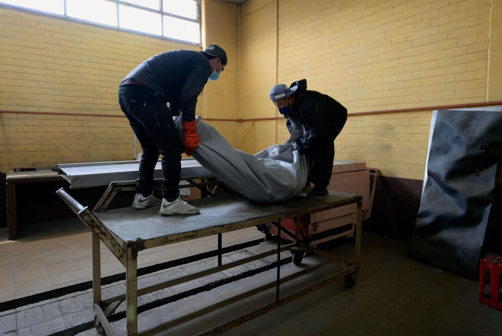 México registra 60% más muertes por COVID-19 que las cifras oficiales 