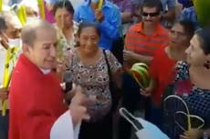 Honduras: Sacerdote arranca cubrebocas a fieles, asegura que es “una babosada”