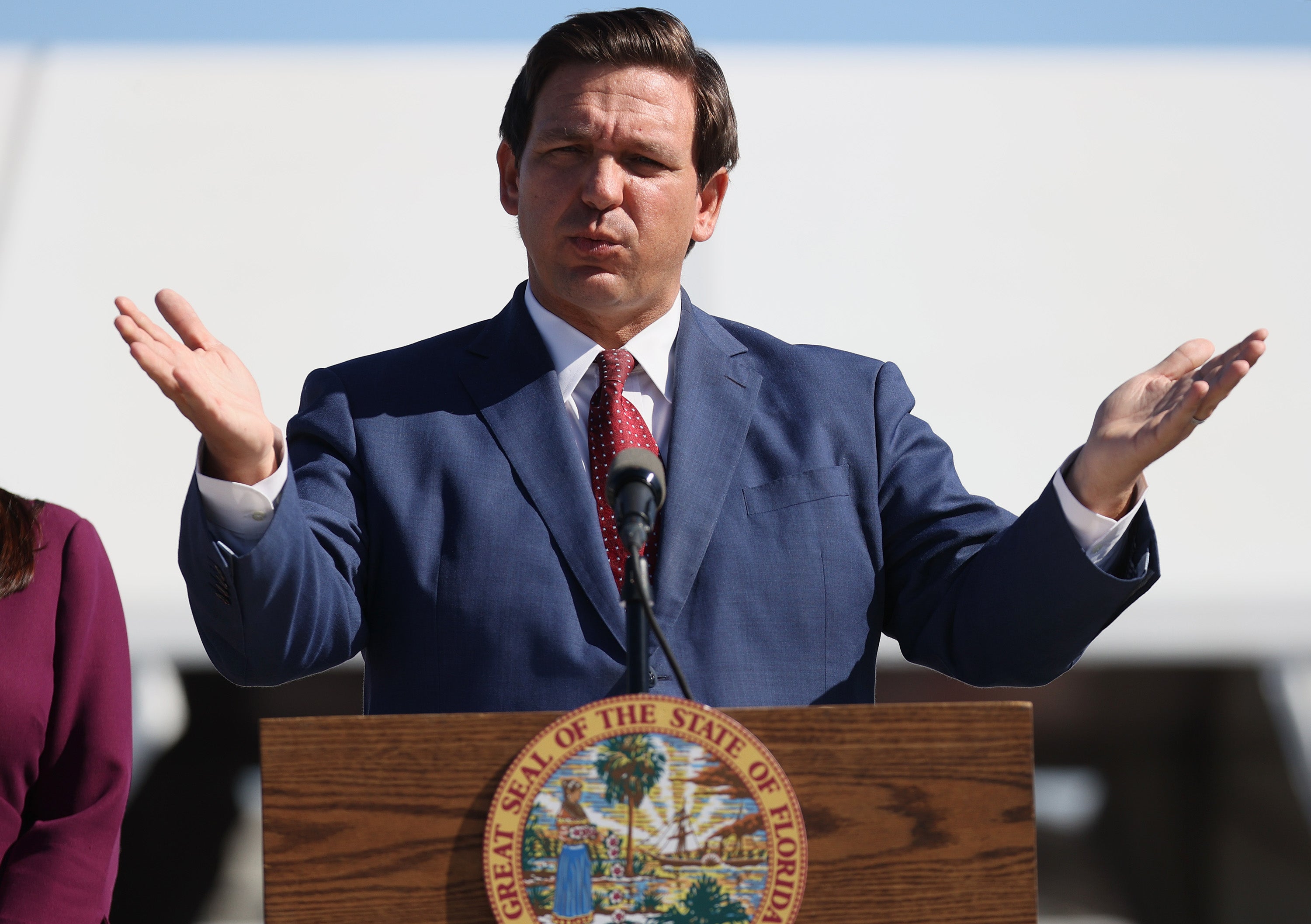 El gobernador Ron DeSantis frenará el uso de pasaportes de vacunas respaldados por Joe Biden